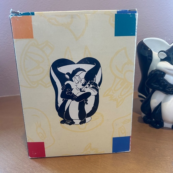 Pepe & Penelope Vase with Original Box (1997 Warner Bros Studio Store Exclusive) - Picture 9 of 14